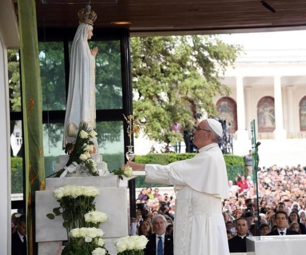 Llega Papa a Portugal para canonizaciones