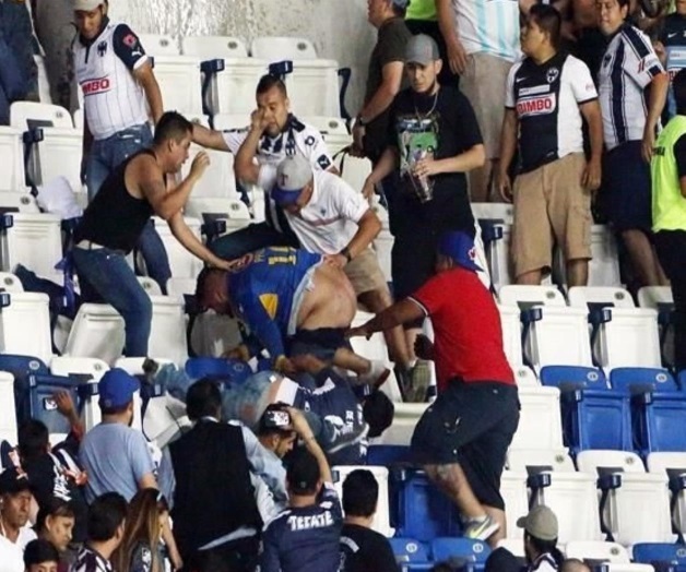 Agreden hinchas Rayados a aficionados Tigres; incluso los desnudan