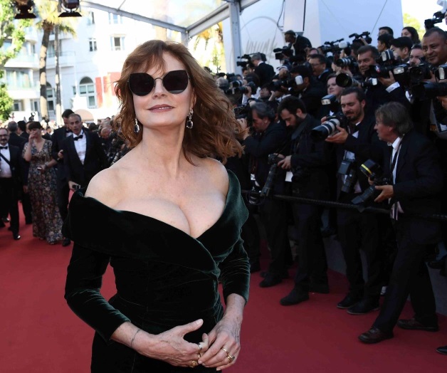 Susan Sarandon impacta con sexy escote a sus 70 años