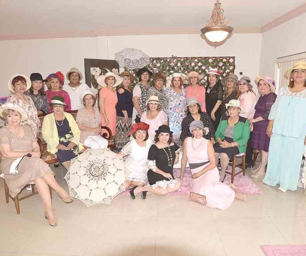 Asisten a convivio estilo vintage