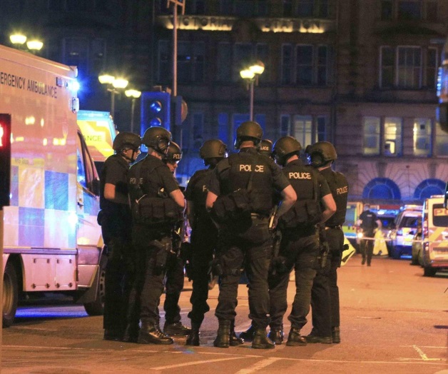 Confirman 19 muertos y 50 heridos tras explosión en concierto de Ariana Grande Confirman 19 muertos y 50 heridos tras explosión en concierto de Ariana Grande