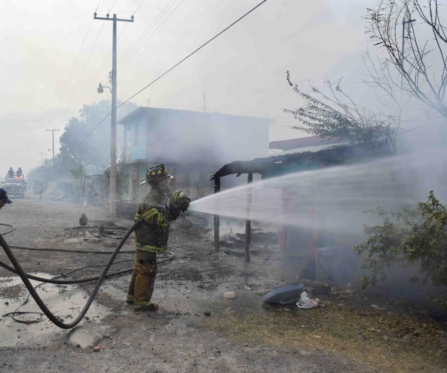 Destruye el fuego 2 humildes viviendas. Prenden veladoras a San Judas Tadeo