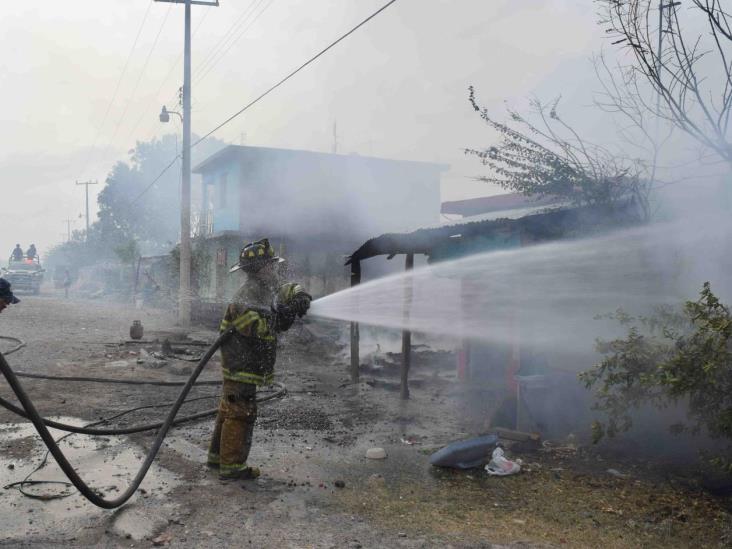 Destruye el fuego 2 humildes viviendas. Prenden veladoras a San Judas Tadeo Destruye el fuego 2 humildes viviendas. Prenden veladoras a San Judas Tadeo