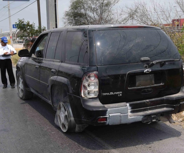 Intenta esquivar y sale de camino