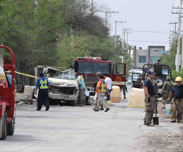 Vuelca camioneta cargada con ‘huachicol’; reportan un muerto. Acuden Bomberos para evitar tragedia