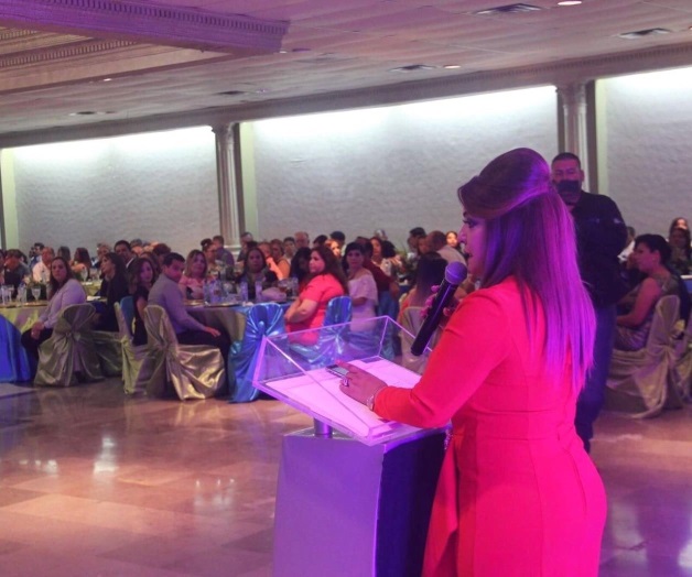 Festeja la alcaldesa Rosy Corro a maestros en su día