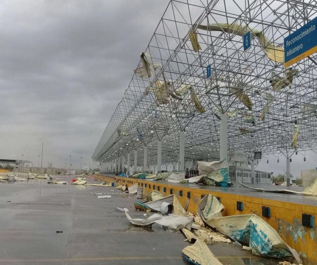 Tornado y apagones: frontera en tinieblas. Arrasa puente internacional en Nuevo Laredo