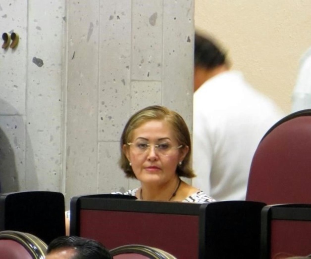 Reaparece Eva Cadena en Congreso de Veracruz