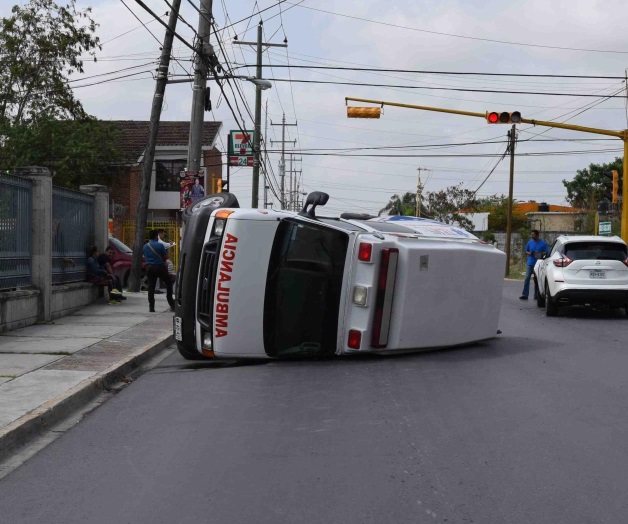 Acudían a llamado de auxilio;ambulancia termina volcada