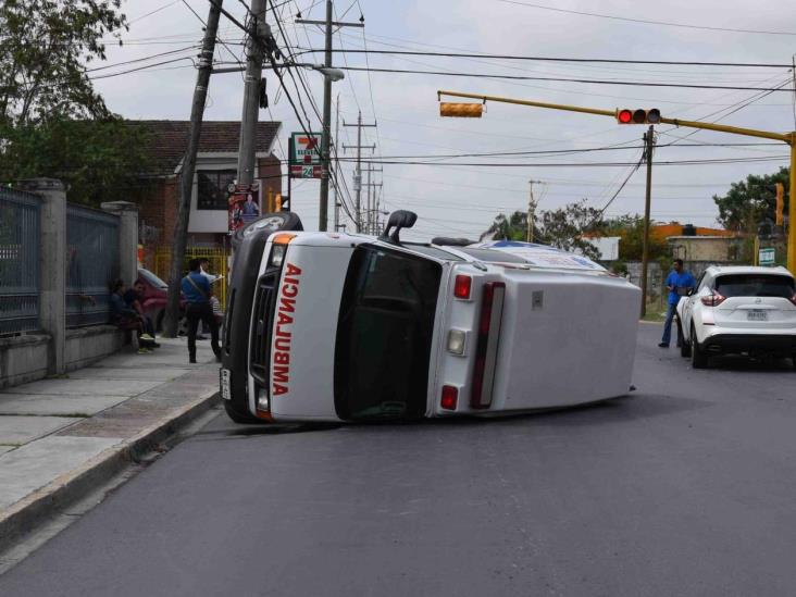 Acudían a llamado de auxilio;ambulancia termina volcada Acudían a llamado de auxilio;ambulancia termina volcada