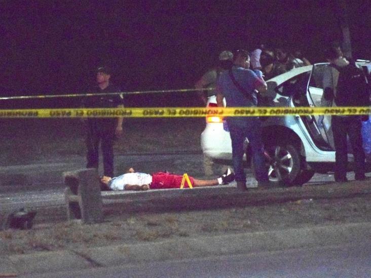 Abate a dos pistoleros la Policía Investigadora. Se estrellan contra poste de anuncio Abate a dos pistoleros la Policía Investigadora. Se estrellan contra poste de anuncio