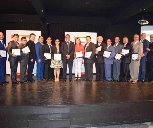 Reconocen labor de contadores públicos entregando diplomas Reconocen labor de contadores públicos entregando diplomas