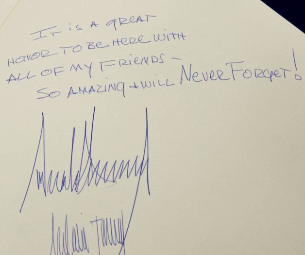 Así firmaron en el Museo del Holocausto Obama y Trump 