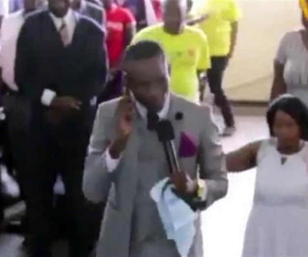 Feligreses creen que Pastor llama a Dios por celular