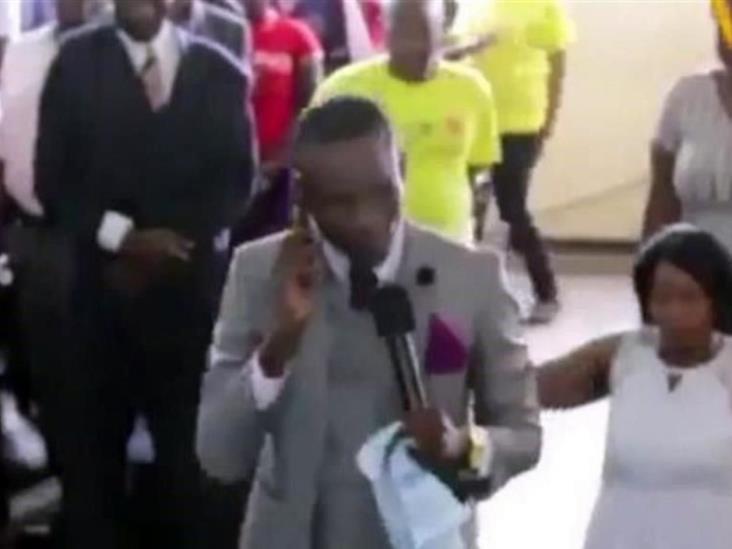 Feligreses creen que Pastor llama a Dios por celular Feligreses creen que Pastor llama a Dios por celular