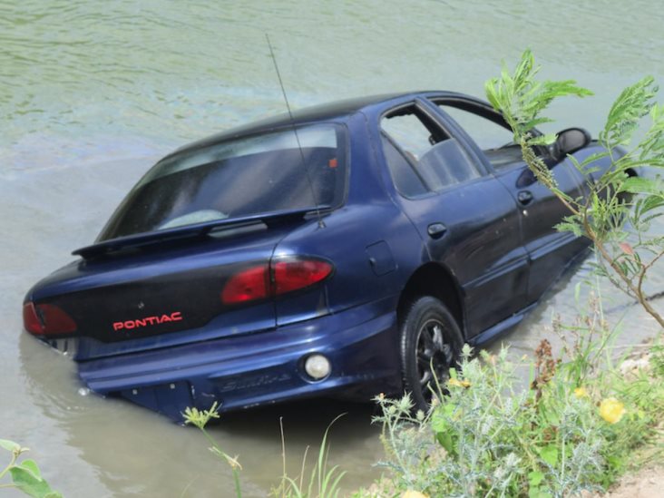 Aparece automóvil en canalRodhe al bajar la corriente Aparece automóvil en canalRodhe al bajar la corriente