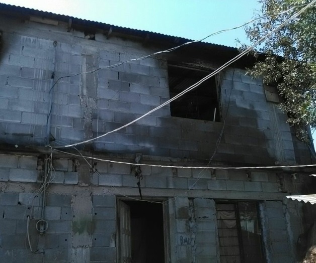 Provoca cortocircuito el incendio de vivienda. Se salvaron de milagro; no estaban en la casa Provoca cortocircuito el incendio de vivienda. Se salvaron de milagro; no estaban en la casa