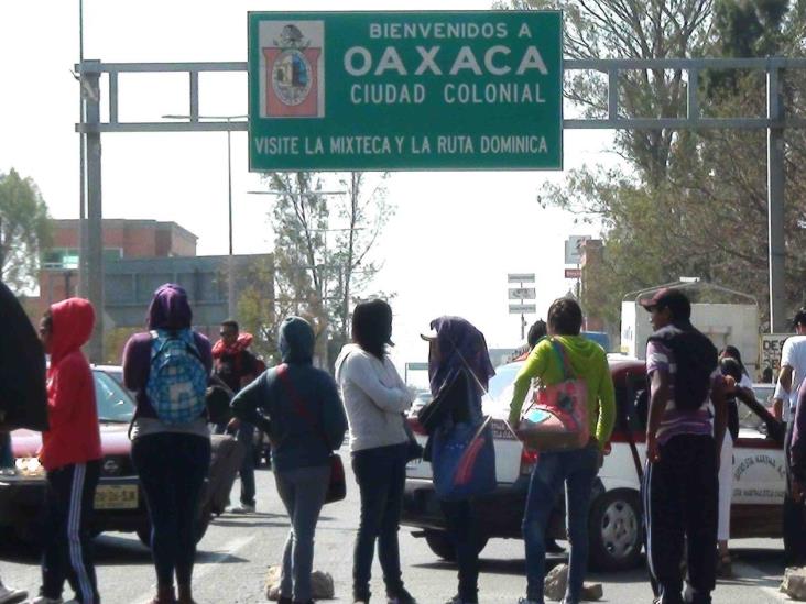 CNTE ‘paraliza’ Oaxaca con bloqueo de carreteras CNTE ‘paraliza’ Oaxaca con bloqueo de carreteras
