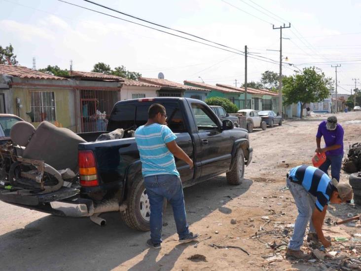 Denuncian vecinos que convirtió calle en ‘yonke’ Denuncian vecinos que convirtió calle en ‘yonke’