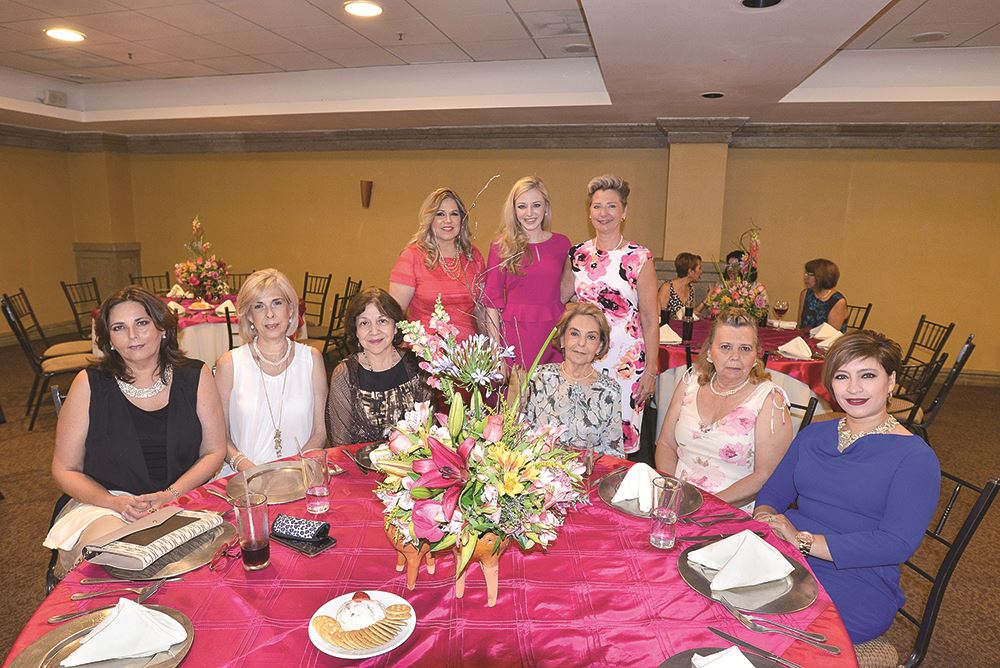 EN LA DESPEDIDA. Tere Cantú, Jose García, Mirna Ruz, Idalia Robles, Esther de Adriano, Leticia de Nava, Angelina Estrada, Taylor y Pat Pocopanni.
