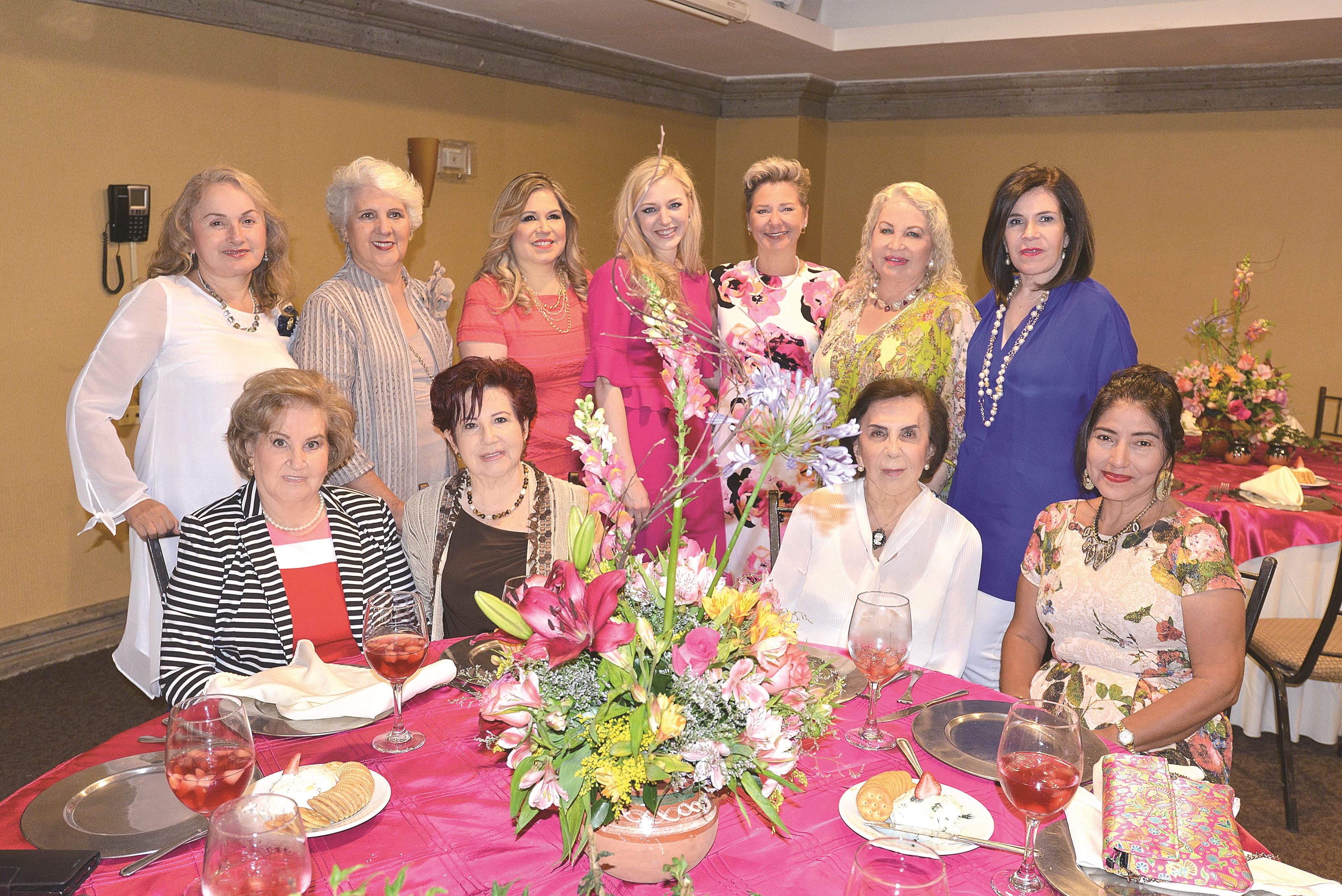 LA ACOMPAÑAN. Astrid García, Amanda de Garza, Angelina Estrada de Hernández, Taylor, Pat Pocopanni, Esthela de Deándar, Margarita De León, Oralia de Pérez, Aída de Cantú, Elida de Rodríguez y Vicky de Magaña.