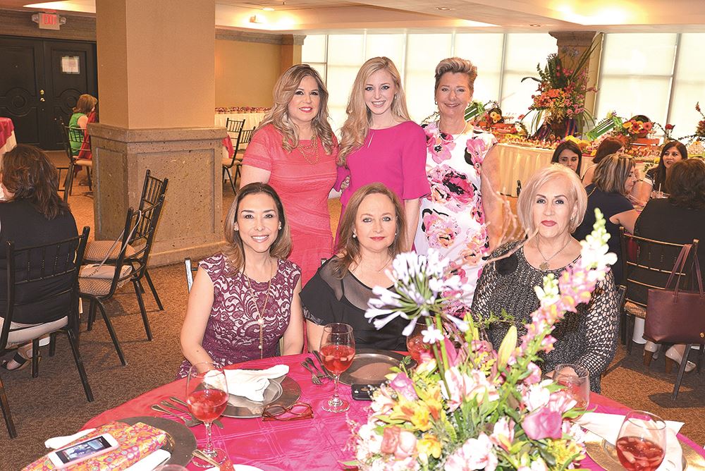 ASISTEN. Silvia de Serna, Rosalia de Hinojosa y Esthela Gutierrez de Leal con Angelina, Taylor y Pat.