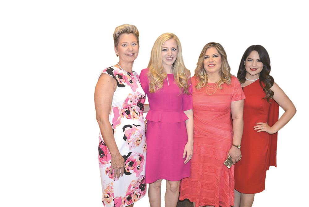 dan bienvenida. Angelina Hernández de Estrada y Athaly Pérez de Hernández con Pat Pocopanni y Taylor Pocopanni.