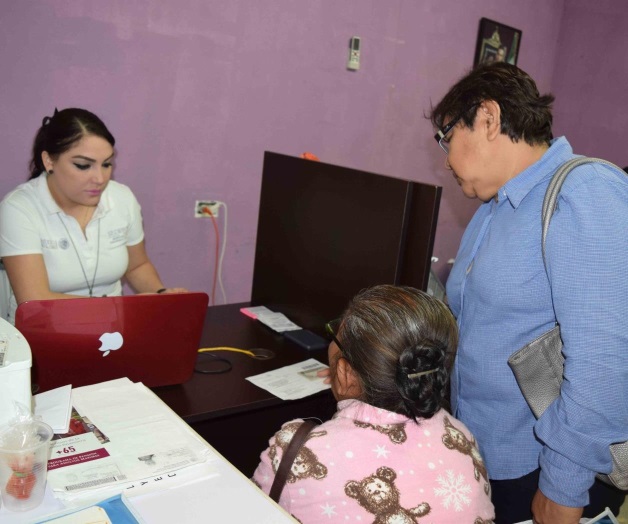 Hacen llamado a abuelitos arenovar tarjetas de 65 y Más