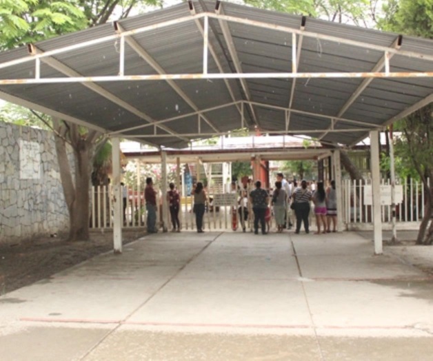 Reportan amenaza de bomba en escuela, resulta falsa alarma