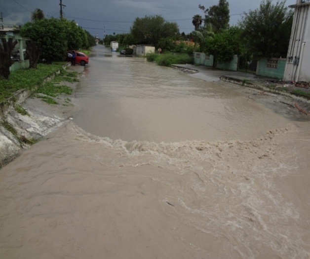 Inundan lluvias las calles de la ciudad
