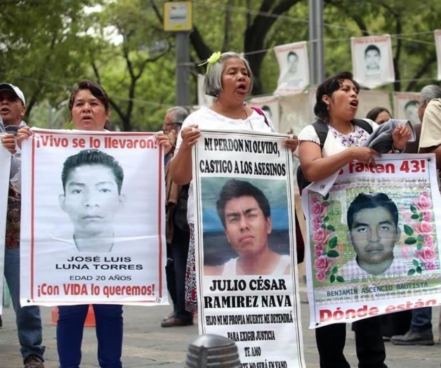 Recibe PGR a padres de los 43 normalistas de Ayotzinapa