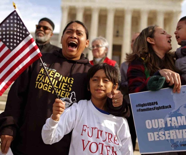 Familias migrantes son detenidas más de lo permitido en Texas