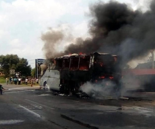 Huyen migrantes tras incendio en camión