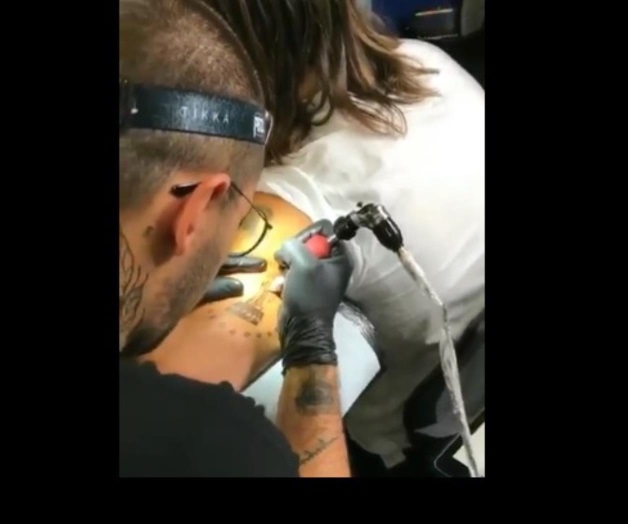 Se tatúa Almeyda la 12 Se tatúa Almeyda la 12