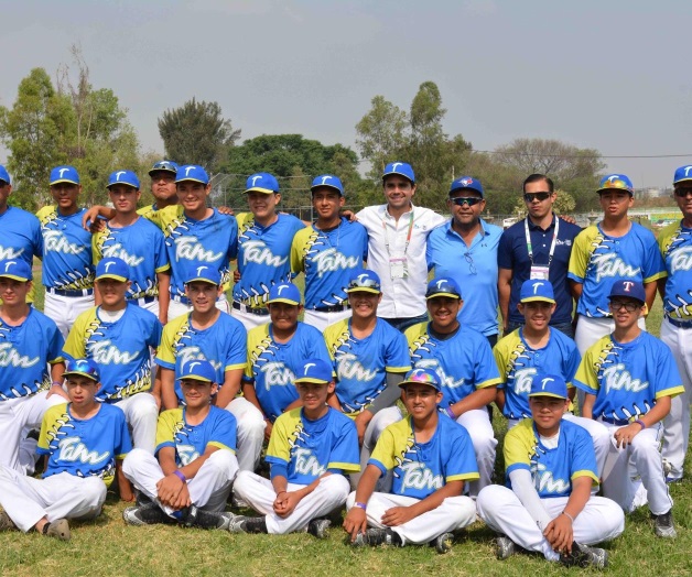 Director del INDE, cerca de los atletas