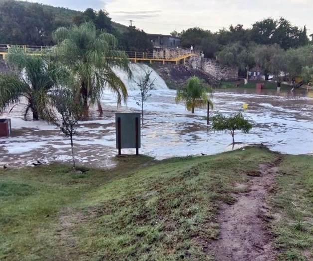Lluvias desbordan presa e inundan comunidad de Salinas Victoria, NL Lluvias desbordan presa e inundan comunidad de Salinas Victoria, NL