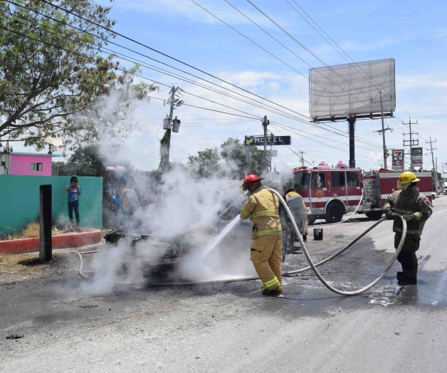 Arde camioneta en plena marcha Arde camioneta en plena marcha