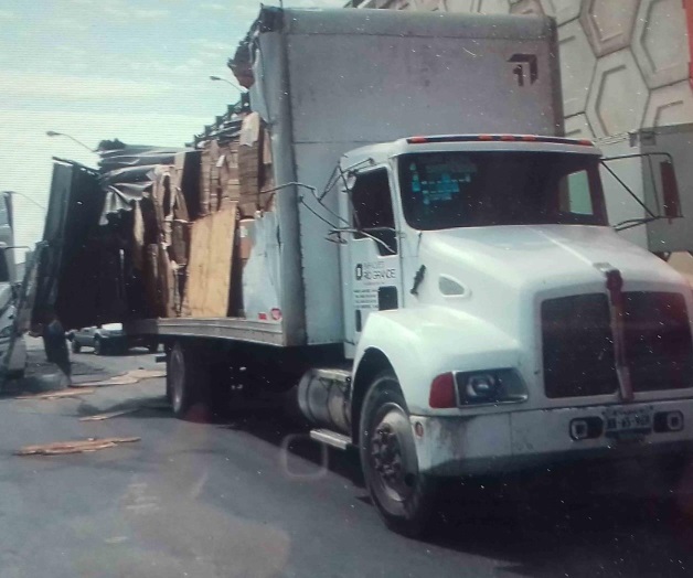 Choque de titanes por imprudencia de conductor Choque de titanes por imprudencia de conductor