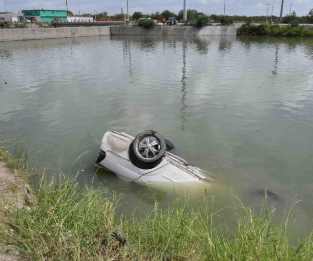 Choca contra palma y se precipita a canal. Conductor logra salir de caudal