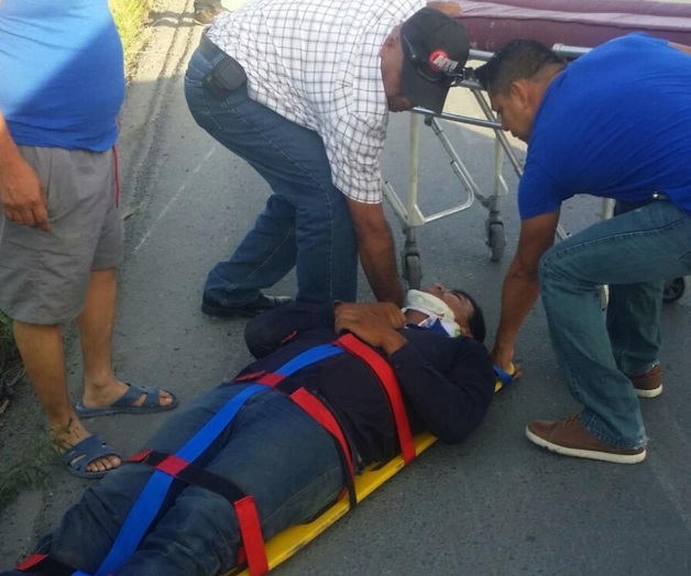 Derrapa motociclista al ser cerrado por automóvil Derrapa motociclista al ser cerrado por automóvil