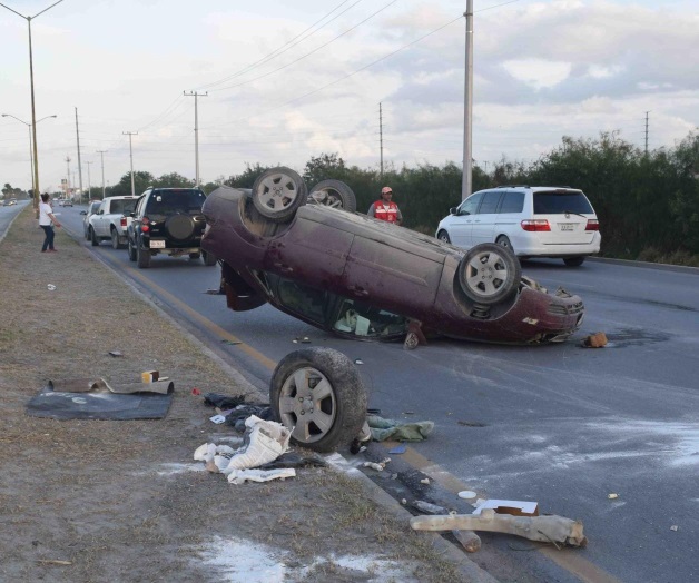 Choca y vuelca ebrio conductor. Corrió con mucha suerte Choca y vuelca ebrio conductor. Corrió con mucha suerte