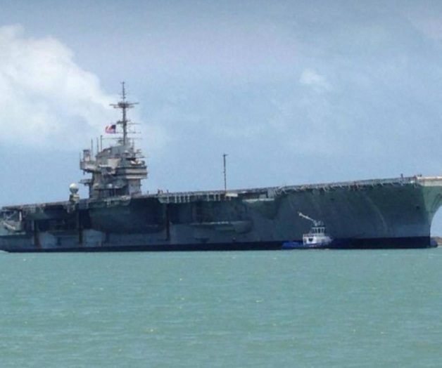 Arriba el navío Independence. Rinden honores cientos de espectadores Arriba el navío Independence. Rinden honores cientos de espectadores