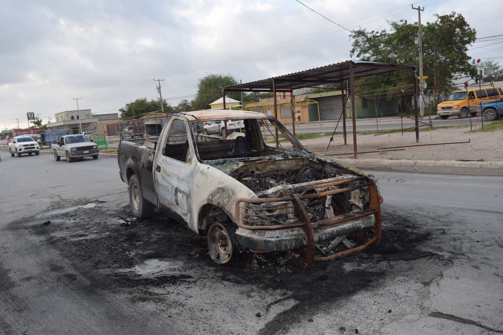 Camioneta calcinada en Las Torres