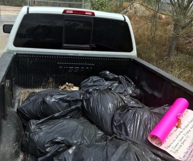 Hallan restos humanos con mensaje en camioneta, en Escobedo Hallan restos humanos con mensaje en camioneta, en Escobedo