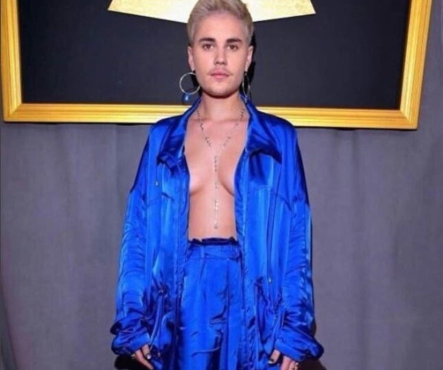 Aparece con senos y aretes en foto