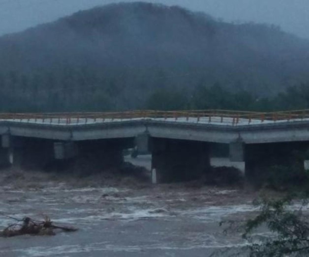 Deja Beatriz un puente al borde del colapso en Oaxaca Deja Beatriz un puente al borde del colapso en Oaxaca