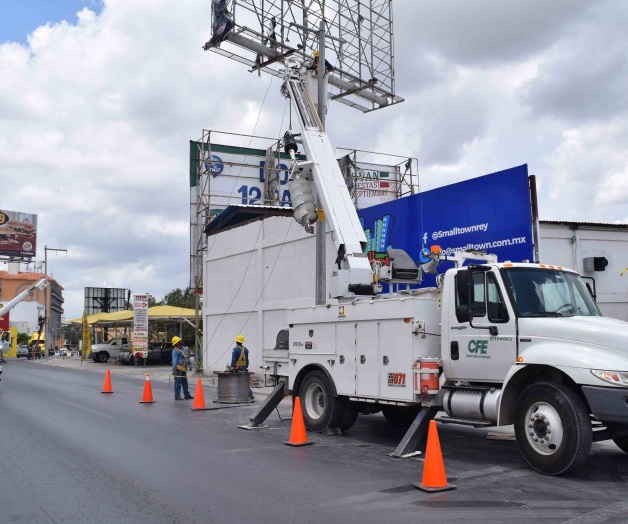 Cierran por 4 horaspara poner postes Cierran por 4 horaspara poner postes