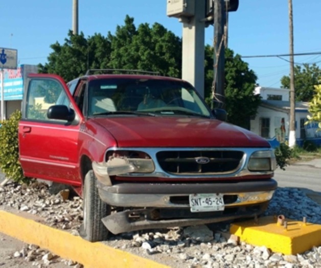 Se estampa ebrio en camellón central. Trasladan unidad al corralón Se estampa ebrio en camellón central. Trasladan unidad al corralón