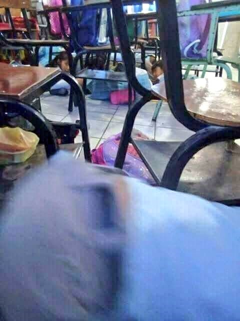 Alumnos de la escuela Villa y Zapata pecho tierra durante balacera