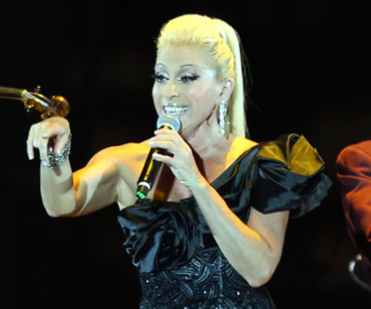 Ofrecen cascada de shows Ofrecen cascada de shows